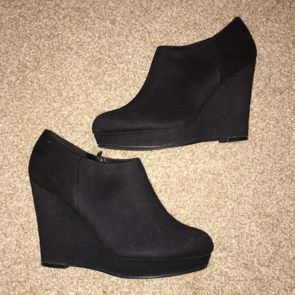 Black wedges